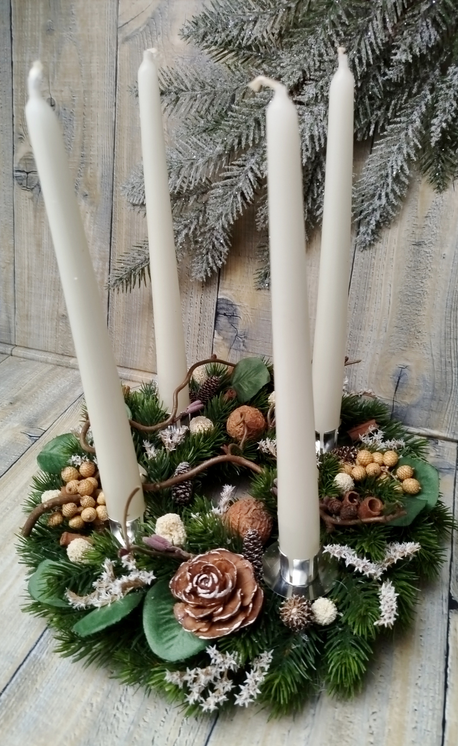 Adventní věnec v béžové