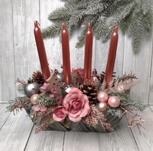 Adventní svícen v košíku ve starorůžové