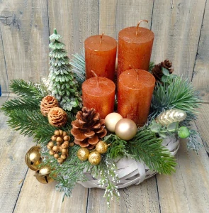 Adventní svíce v košíku v medové