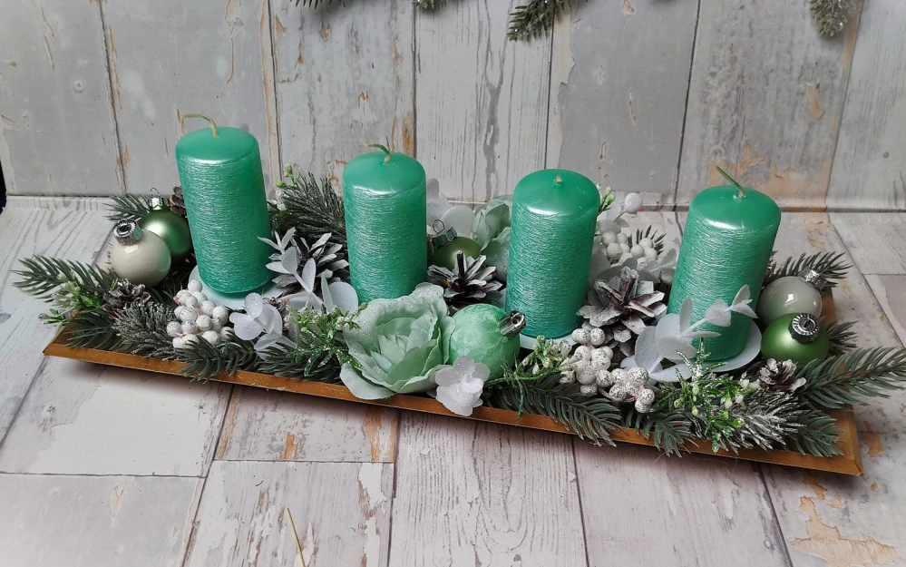 Adventní svícen na podnose v mátové