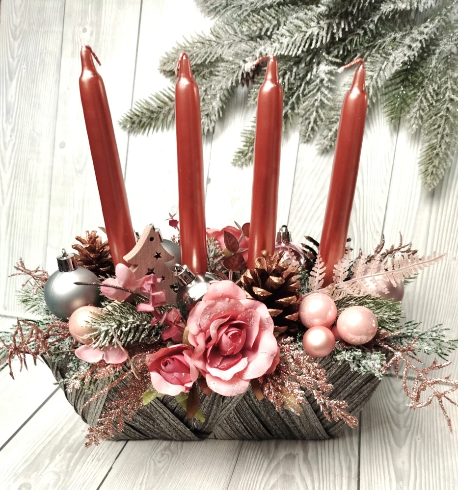 Adventní svícen v košíku ve starorůžové