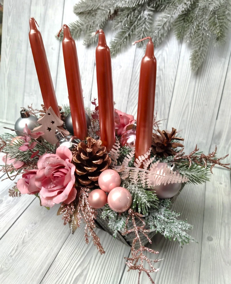 Adventní svícen v košíku ve starorůžové