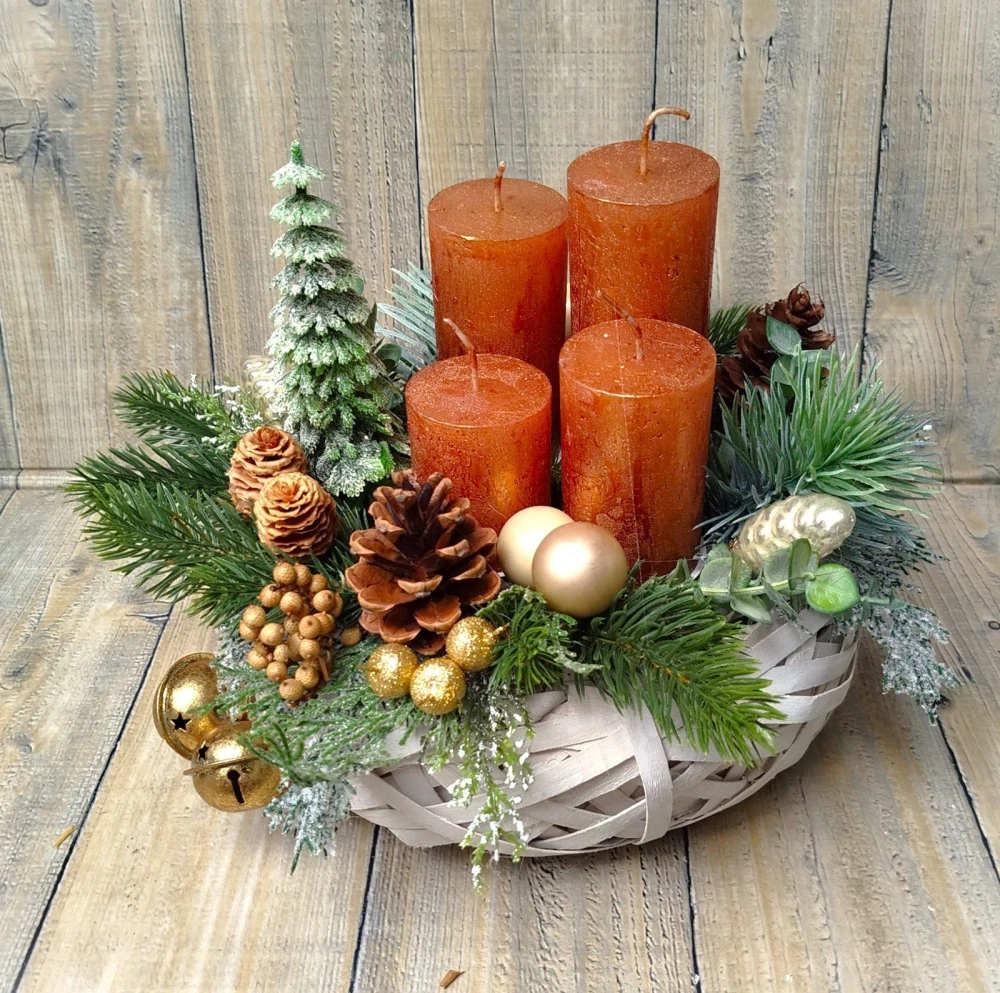 Adventní svíce v košíku v medové